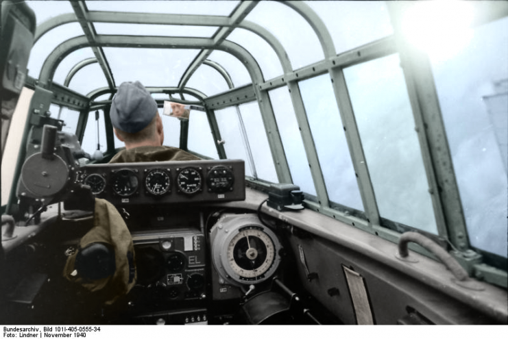 Bundesarchiv Bild 101I-405-0555-34, Flugzeug Messerschmitt Me 110, Cockpit Recolored.Photo Lindner CC BY-SA 4.0
