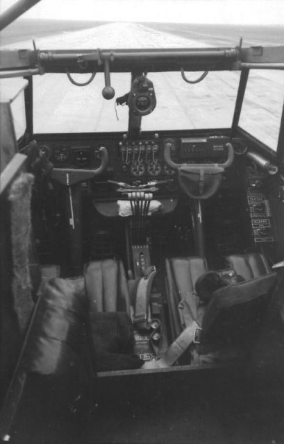 View into the cockpit of the Me 323. Photo: Bundesarchiv, Bild 101I-668-7197-27 / Sierstoopff (pp) / CC-BY-SA 3.0.