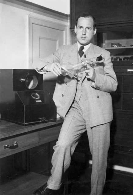 Prof. Manfred v. Ardenne – The inventor – with the improved tube, the novel projection apparatus and the associated projection screen. Photo: Bundesarchiv, Bild 183-K0917-501 / CC-BY-SA 3.0