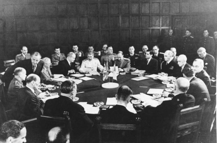 Potsdam Conference session including Clement Attlee, Ernest Bevin, Vyacheslav Mikhailovich Molotov, Joseph Stalin (white uniform), William D. Leahy, Joseph E. Davies, James F. Byrnes, and Harry S. Truman (right).Photo: Bundesarchiv, Bild 183-R67561 / CC-BY-SA 3.0