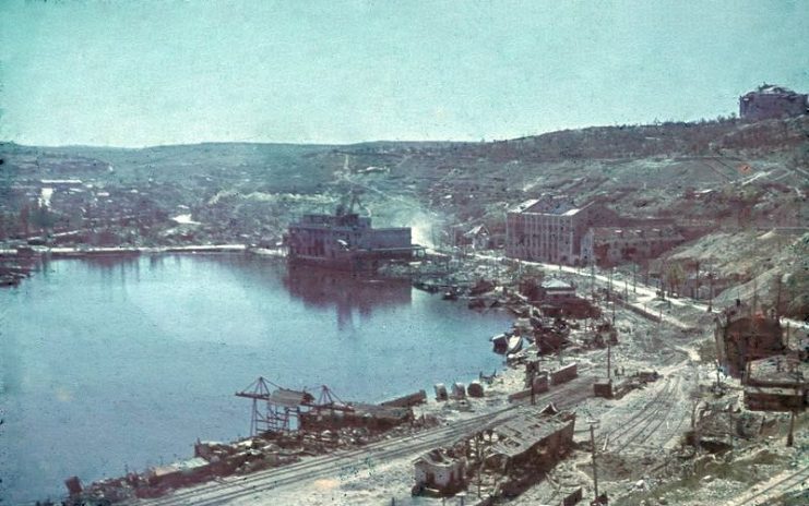 Destroyed harbor of Sevastopol during the siege of the city by axis forces in WW2.Photo: Bundesarchiv, N 1603 Bild-121 Horst Grund CC-BY-SA 3.0