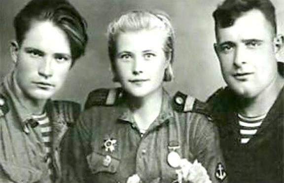 Ekaterina Dyomina and two of her colleagues in the Second World War.