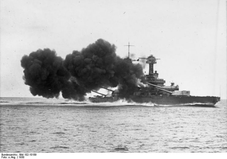 Firing a broadside.Photo Bundesarchiv, Bild 102-10189 CC-BY-SA 3.0