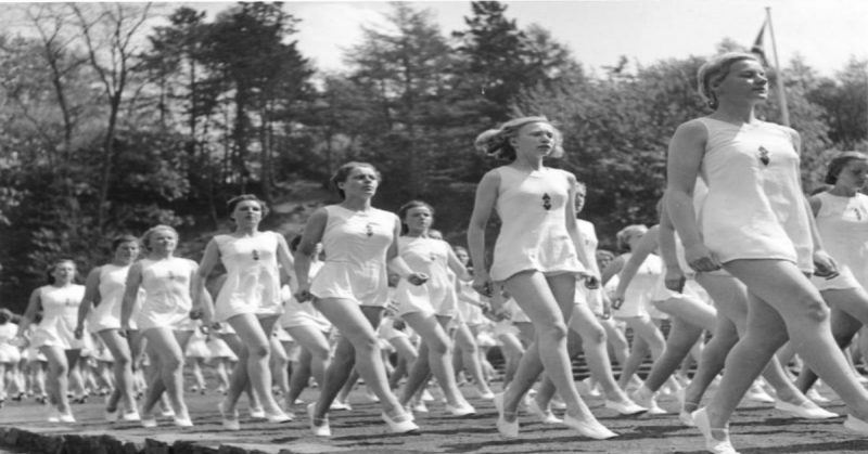German Girls Performance -1941 - Bundesarchiv Bild 183-2000-0110-500  CC-BY-SA 3 cover.