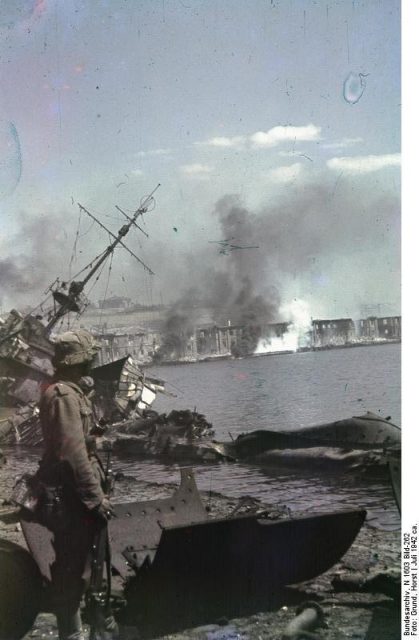 German soldier in Sevastopol harbor next to a sunken Soviet destroyer.Photo: Bundesarchiv, N 1603 Bild-262 / Horst Grund / CC-BY-SA 3.0