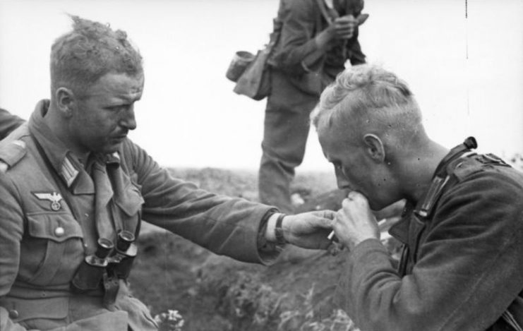 German troops during a lull in the fighting during Operation Citadel on the southern side of the Kursk salient. By Bundesarchiv – CC-BY-SA 3.0V