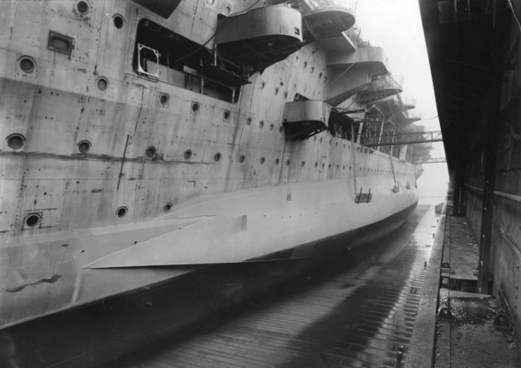 Graf Zeppelin in drydock in March 1943.Photo Bundesarchiv, RM 25 Bild-64 CC-BY-SA 3.0