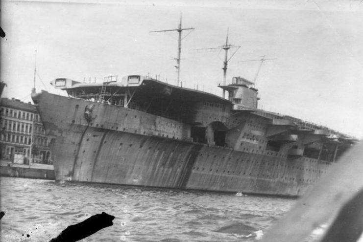 Graf Zeppelin moored at Stettin in mid-1941.Photo Bundesarchiv, Bild 134-B0676 : CC-BY-SA 3.0