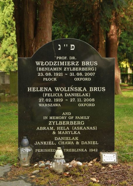 Headstone of Włodzimierz Brus and Helena Wolińska in the Jewish section of Wolvercote Cemetery. By Motacilla -CC BY-SA 4.0