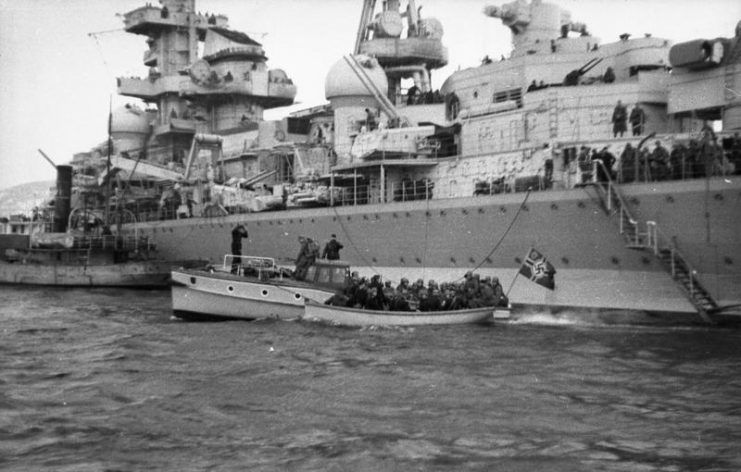 Heavy cruiser Admiral Hipper landing troops in Norway in 1940.Photo Bundesarchiv, Bild 101I-757-0037N-26A : Lange, Eitel : CC-BY-SA 3.0