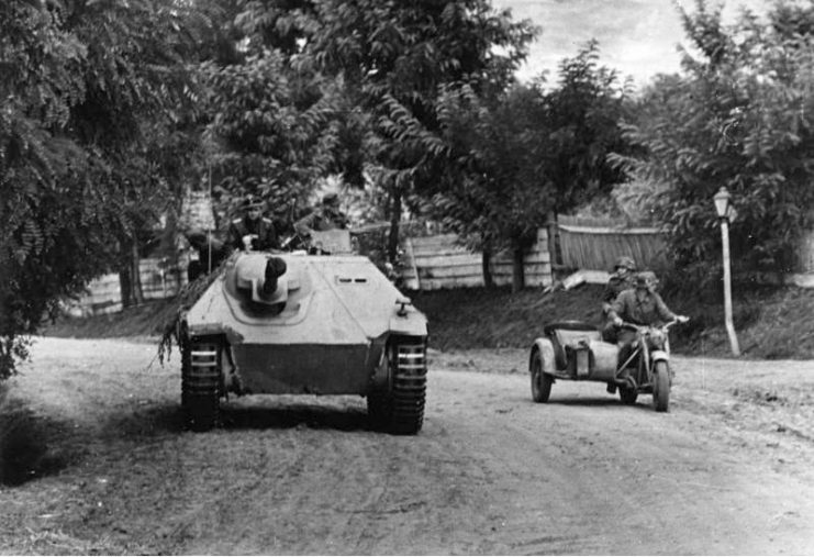 Hetzer of the 8th SS Cavalry Division in Hungary – 1944 – Bundesarchiv, Bild 101I-715-0213A-25 Kreutzer, Wilhelm CC-BY-SA 3.0