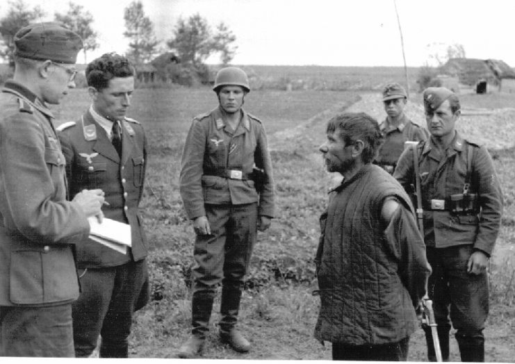 German propaganda photo: interrogation of a Soviet partisan by Wehrmacht Luftwaffe Fallschirmjäger Paratroopers, Russia 1942