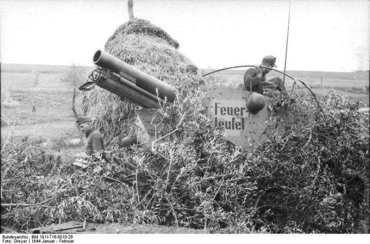 Italy, camouflaged self-propelled gun ‘Grille’.Photo Bundesarchiv, Bild 101I-716-0010-26 : Dreyer : CC-BY-SA 3.0