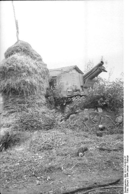Italy, camouflaged self-propelled gun “Grille”.Photo Bundesarchiv, Bild 101I-716-0010-27 : Dreyer : CC-BY-SA 3.0