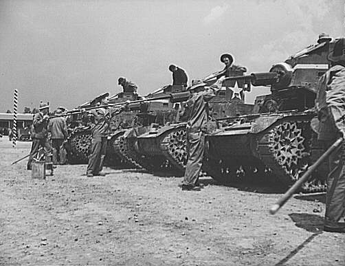M2A4s having their guns cleaned by trainees at Fort Knox in June 1942.