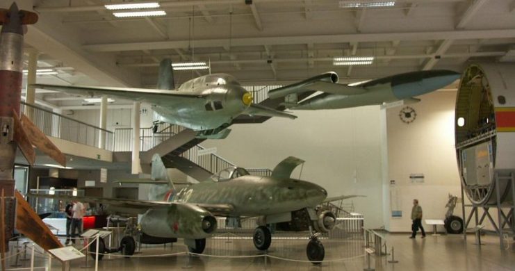 Me 163 above a Me 262 at Deutsches Museum. By Jaypee CC BY-SA 3.0