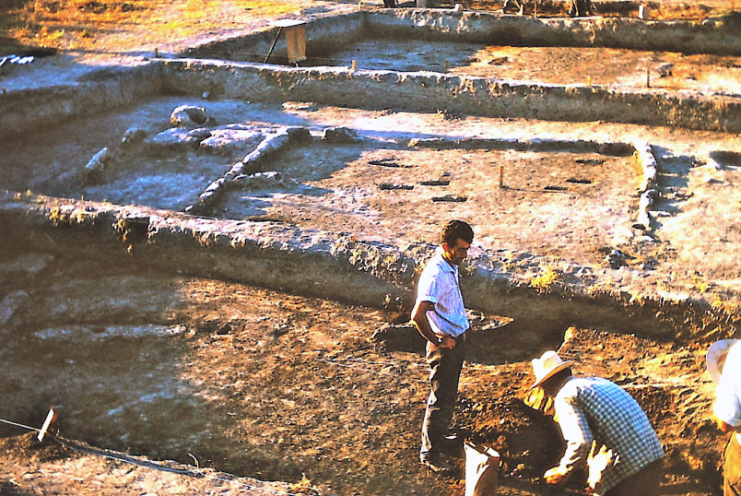 Excavation of an Early Neolithic house at Nea Nikomedeia. By Tyssil -CC BY-SA 4.0