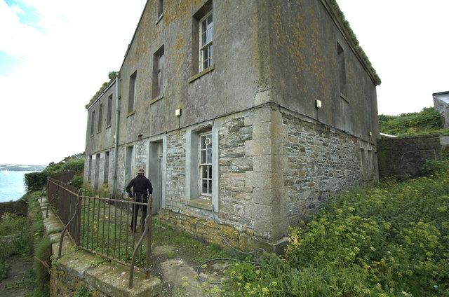 One of the buildings on Drake’s Island Well built but unused. By Bill Booth – CC BY-SA 2.0