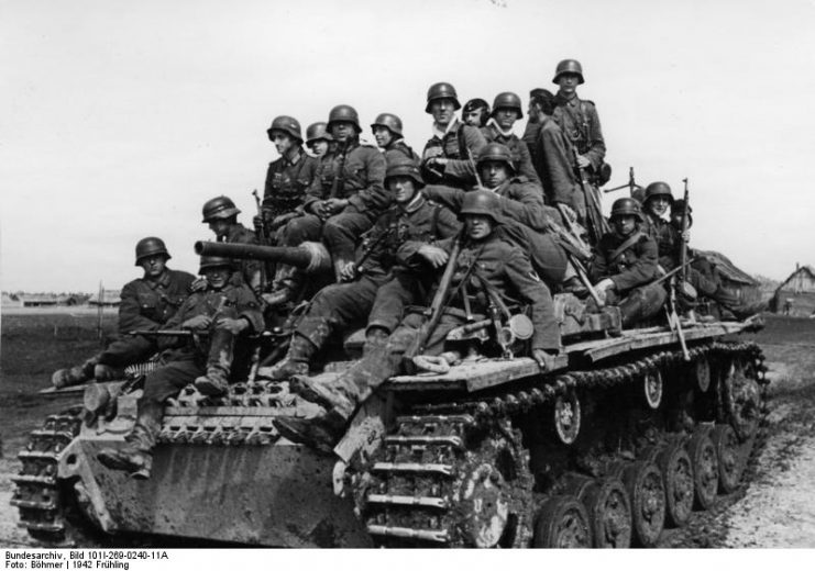 Panzer III carrying infantry in March, 1942.Photo: Bundesarchiv, Bild 101I-269-0240-11A / Böhmer / CC-BY-SA 3.0
