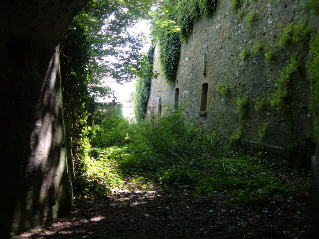 Passageway to the rear of the Casements on Drakes Island. By Bill Booth – CC BY-SA 2.0