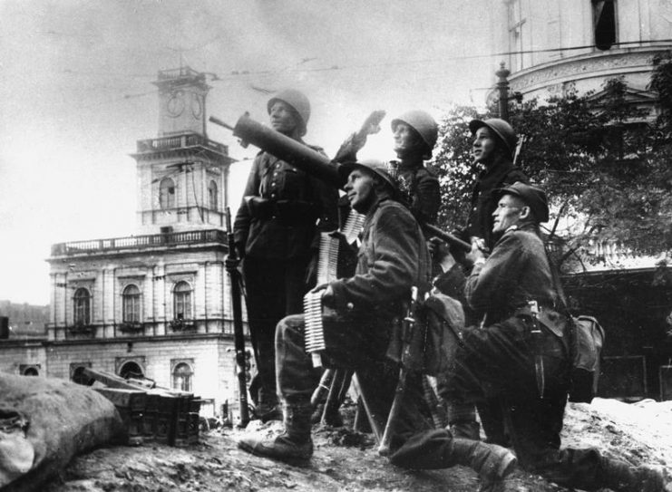 Polish soldiers with anti-aircraft artillery near the Warsaw Central Station in the first days of September 1939.