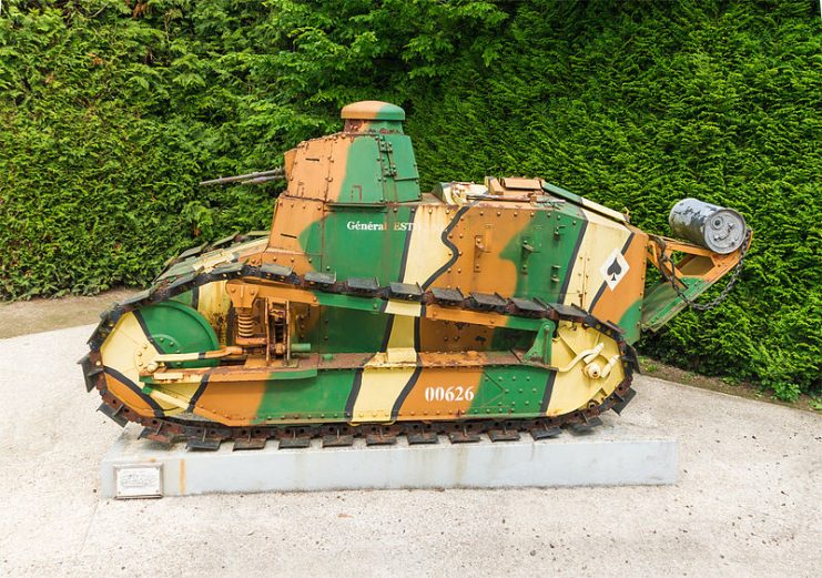 RENAULT FT17 tank (1918), in front of the entrance of the Armistice museum in Rethondes Compiègne, Oise, France.Photo Jebulon CC BY-SA 3.0