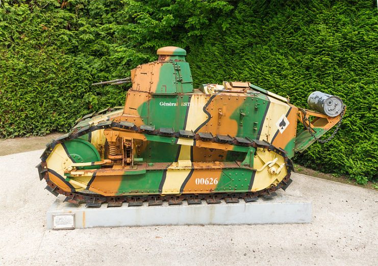 RENAULT FT17 tank (1918), in front of the entrance of the Armistice museum in Rethondes Compiègne, Oise, France.Photo Jebulon CC BY-SA 3.0
