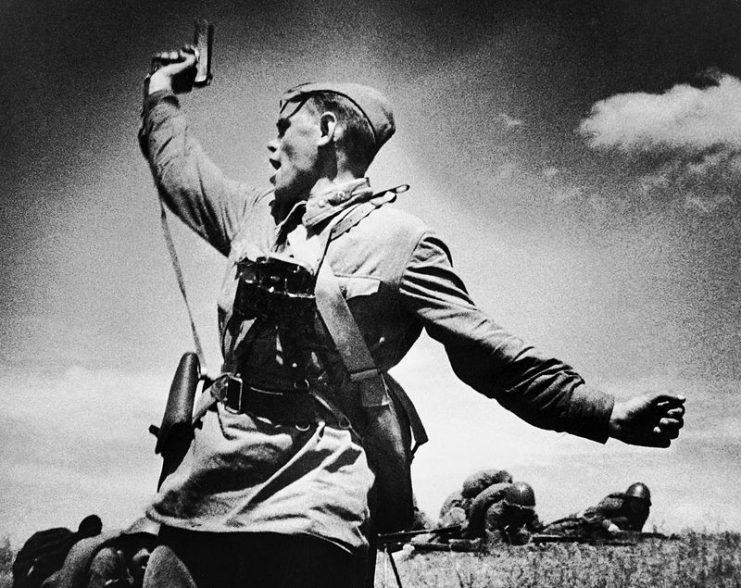“A battalion commander”. Soviet officer leading his soldiers to the assault.Photo: RIA Novosti archive, image #543 Alpert CC-BY-SA 3.0