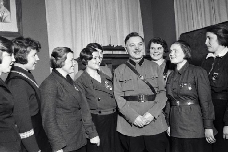 Komsomol members, pre-WW2 photo. Photo: RIA Novosti archive, image #24692 / Shagin / CC-BY-SA 3.0