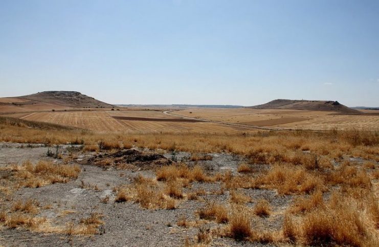 Seen from the village, the Greater Arapile (Arapil Grande) is on the right. Photo Jquereda CC BY-SA 3.0