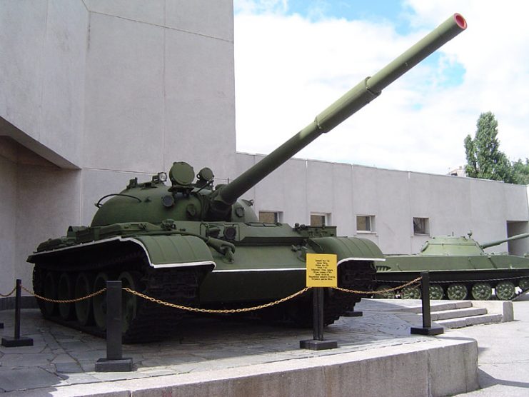 Soviet T-62 tank, on display near the Museum of the Great Patriotic War, Kiev.Photo Chris0 CC BY-SA 3.0