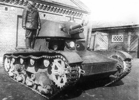 T-26 mod. 1931 with the A-43 welded turret developed by N. Dyrenkov. The ball mount for the DT tank machine gun is visible. Leningrad, 1933.