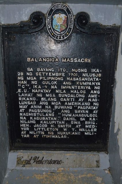 The historical marker at the foot of Valeriano Abanador statue in memory of the Balangiga massacre.Photo Jojit Ballesteros CC BY-SA 4.0