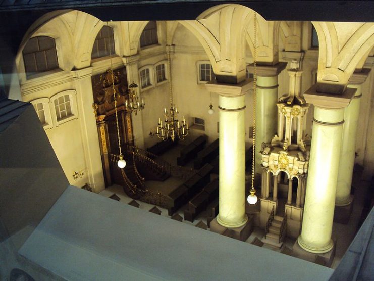 The model of the Great Synagogue in Vilnius (Vilna), in the Hall of Synagogues in the new wing of Beth Hatefutsoth.Photo ביקורת CC BY-SA 4.0.jpg