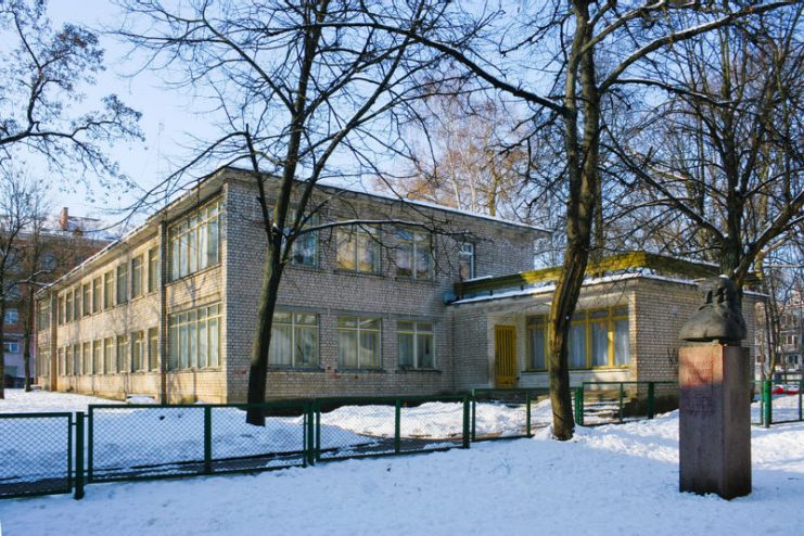 The site of the Synagogue today. The Vilna Gaon monument is at the right.Photo Julius CC BY 2.5