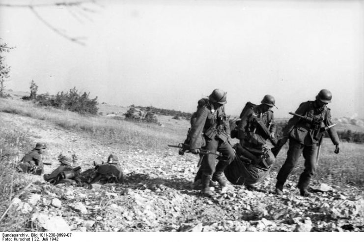 Three German soldiers transport a wounded comrade on 22 June during the battle for Sevastopol.Photo: Bundesarchiv, Bild 101I-230-0699-07 Kurschat CC-BY-SA 3.0