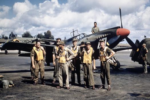 USAAF pilots of a training unit in Louisiana (USA) in front of a North American P-51A Mustang fighter in 1943.