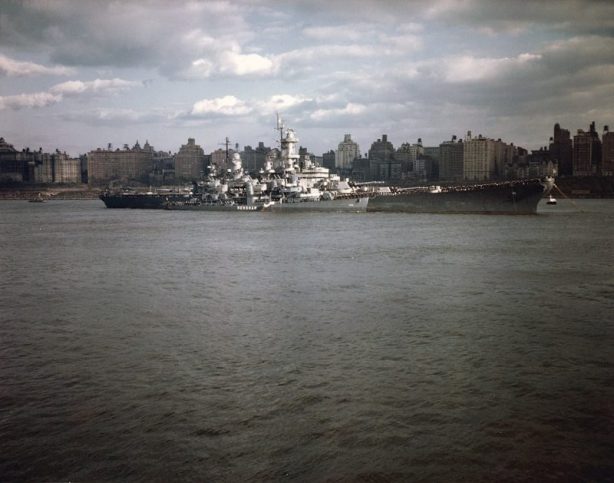 The U.S. Navy battleship USS Missouri (BB-63), with the destroyer USS Renshaw (DD-499) alongside, manning the rails during Navy Day ceremonies in the Hudson River, New York City (USA).