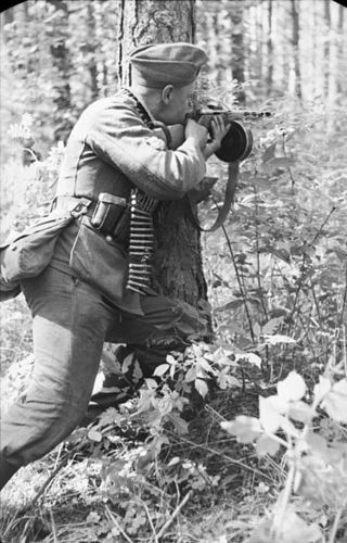 Soviet Union. Soviet soldier with PPSh-41. By Bundesarchiv, Bild 101I-198-1394-08A / CC-BY-SA 3.0