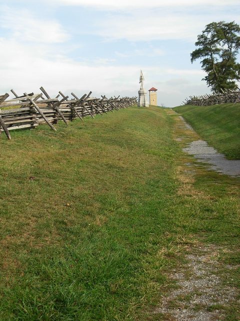Sunken “Bloody Lane” of the Battle of Antietam. At the memorial Antietam National Battlefield, in northwestern Maryland. By Piotrus CC BY-SA 3.0