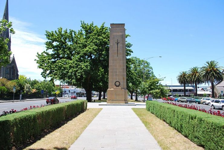 World War I cenotaph in Australia. By Mattinbgn CC BY 3.0