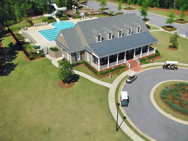 The clubhouse and pool complex in the Centennial subdivision of Peachtree City, Georgia. By Mikefairbanks CC BY-SA 3.0