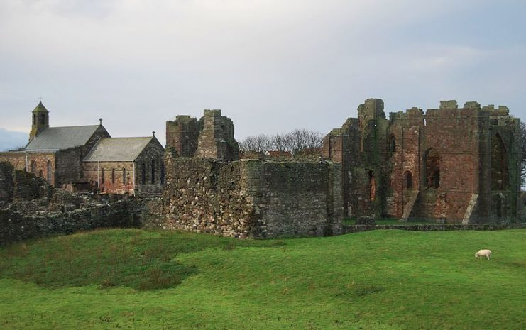 Lindisfarne Abbey and St Mary’s church By Russ Hamer CC BY-SA 3.0