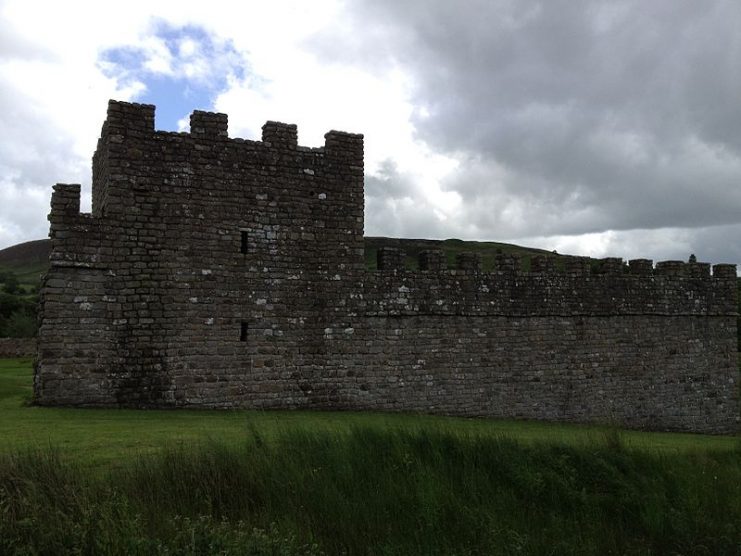 A reconstructed Turret at Vindolanda including some of the reconstructed Hadrian’s Wall. By Sam.roebuck CC BY-SA 3.0