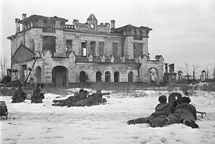 Soviet machine-gunners firing at the enemy near the old train station Detskoe Selo in Pushkin near Leningrad.  By RIA Novosti archive CC BY-SA 3.0