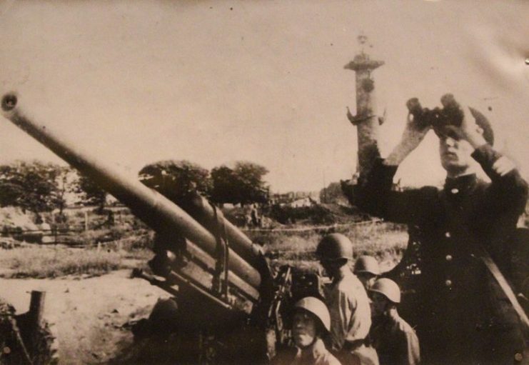 soldiers manning an anti aircraft gun looking for enemy aircraft. By Deror_avi CC BY-SA 3.0