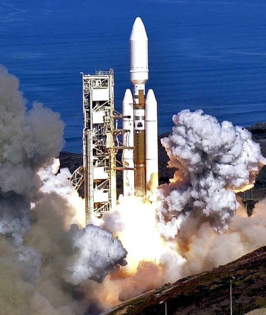 A Titan IV rocket launches from Vandenberg AFB SLC-4, 19 October 2005, carrying USA-186, a KH-12 reconnaissance satellite