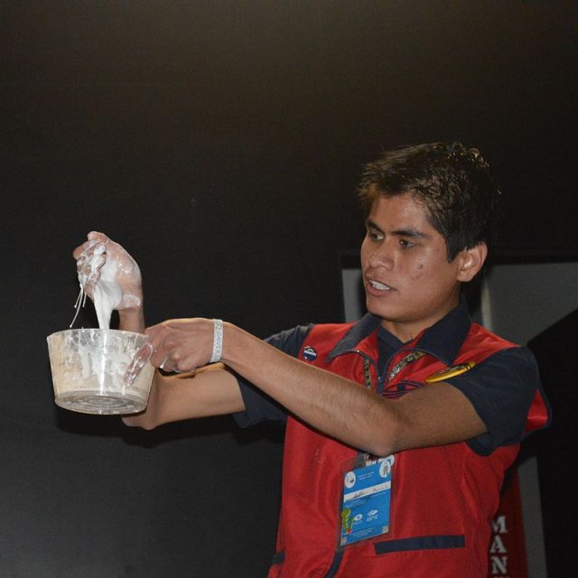 Demonstration of a non-Newtonian fluid. By AlejandroLinaresGarcia CC BY-SA 3.0