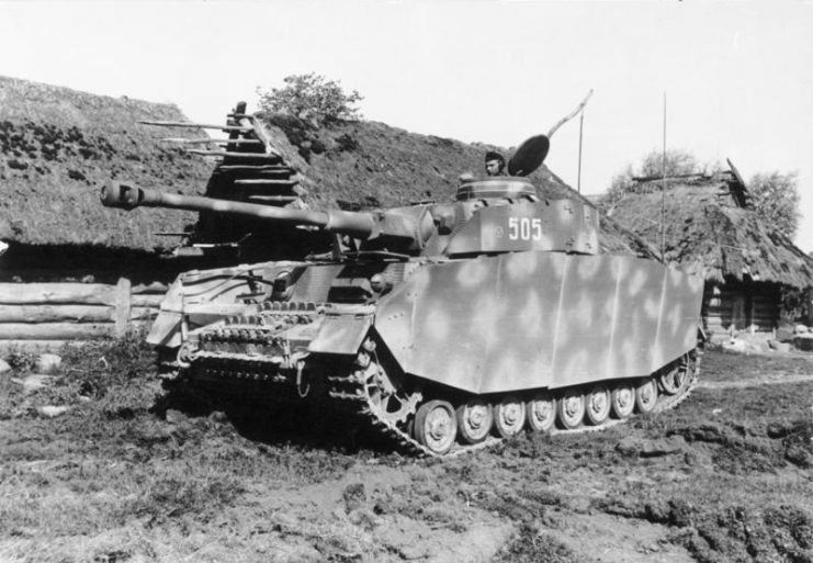 A PzKpfw IV Ausf. H of the 12th Panzer Division carrying Schürzen skirting operating on the Eastern Front in the USSR, 1944. Bundesarchiv, Bild 101I-088-3734A-19A Schönemann CC-BY-SA 3.0