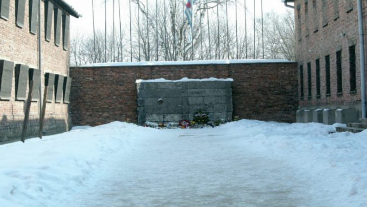 Auschwitz death wall located near block 11. Photo: Gigatel Cyf. (Ltd) / CC BY 3.0